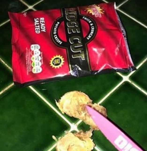 超市|女孩超市买回2包薯片,回家打开后,结果超市主管找上门