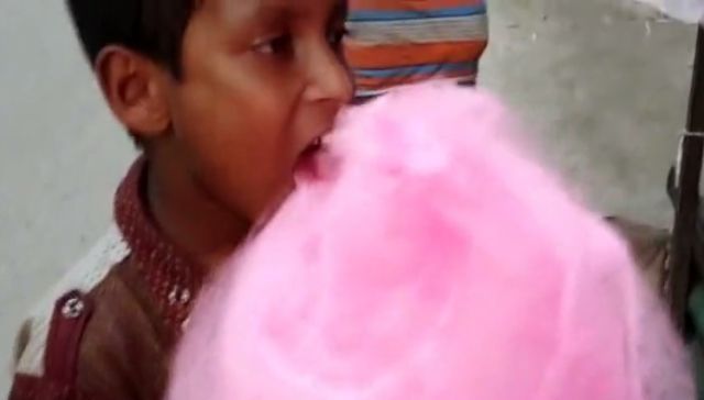 大人|中国棉花糖走红印度，一支做得超级大，当地人大人小孩都爱吃