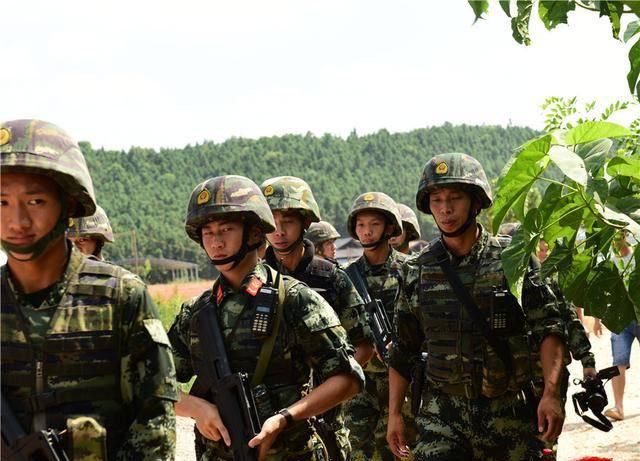  一战|5米外犯罪嫌疑人开枪拒捕，武警中队长果断击毙一战成名