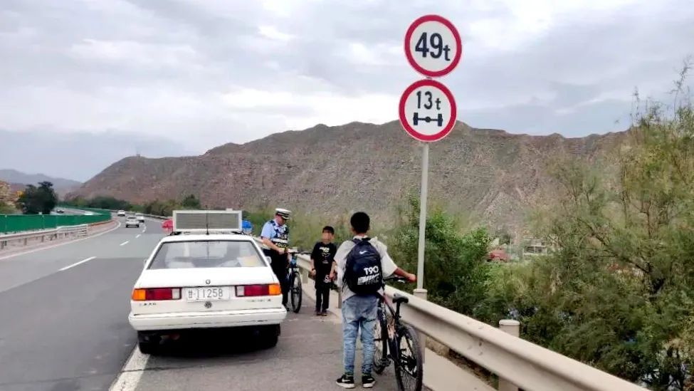  化身|路遇两名走失儿童！临洮警察蜀黍化身“护娃天使”