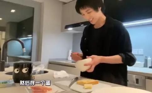  明星|原来大明星做饭也跟我们一样啊~