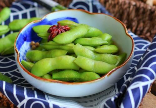  厨师|煮毛豆时，直接下锅是不对的！老厨师教您一招，毛豆翠绿更入味