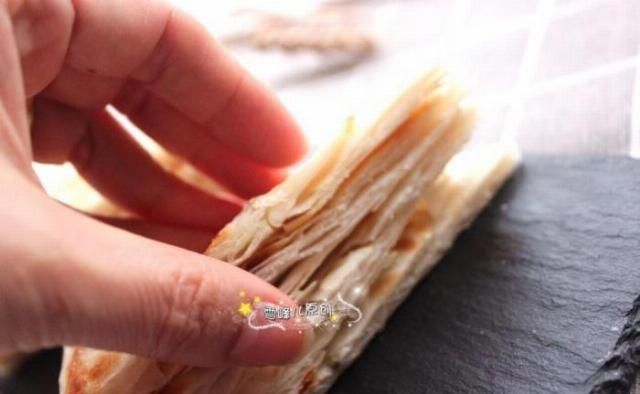  烙饼|烙饼层次分明外酥里软，大厨：多＂1步＂妥妥的，可惜好多人不知道
