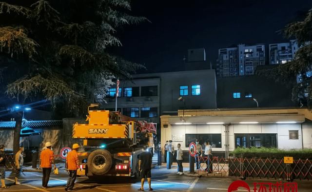  集装箱|紧忙：重型卡车、起重机进，集装箱出！