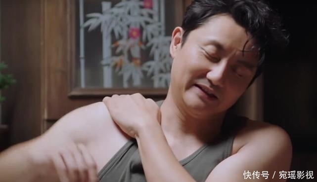 父母|尖尖心情不好找爸爸安慰,谁注意李爸在干嘛?多数父母都如此暖心