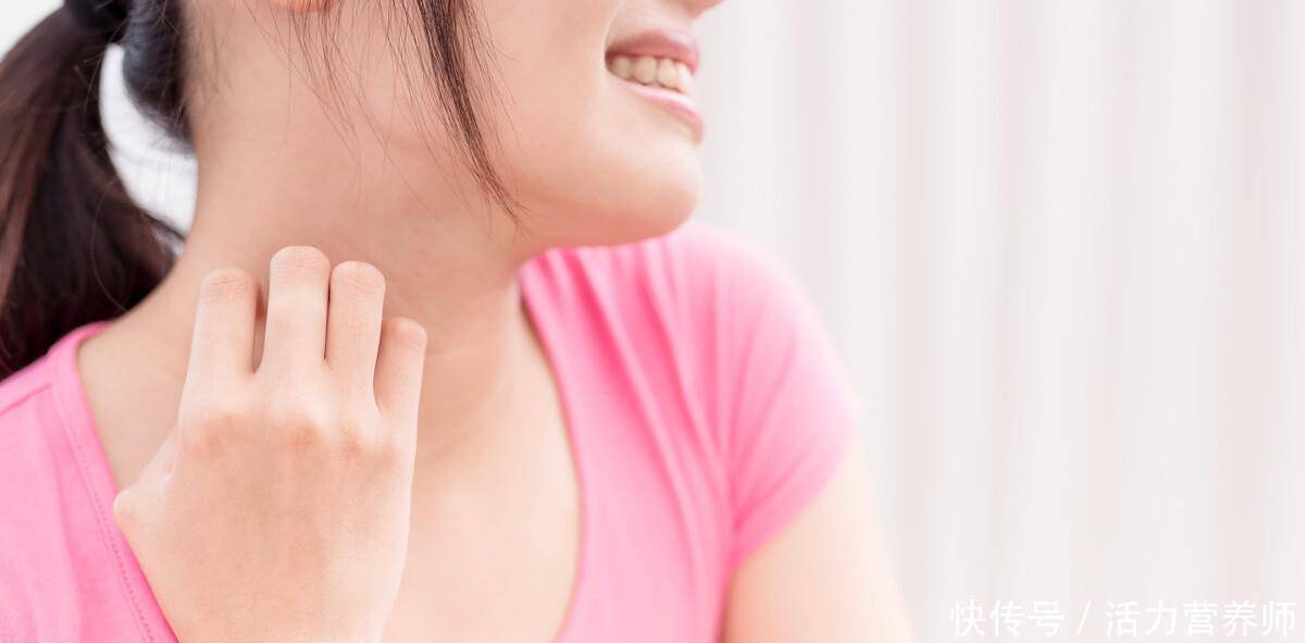 脖子上不痛不痒的小肉球是什么(脖子上有很多小肉球是什么，还不痛不痒？对人体有危害吗？)