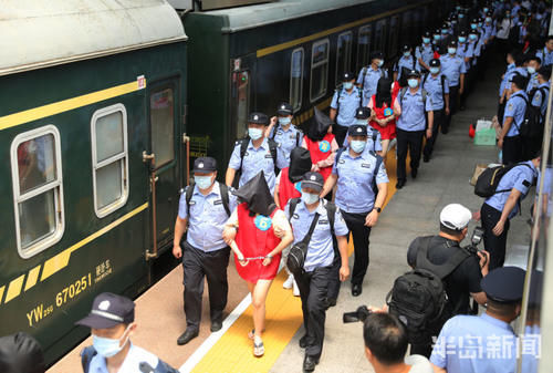  押解|121名嫌疑人被押解回青 特大电信网络诈骗案圆满收关