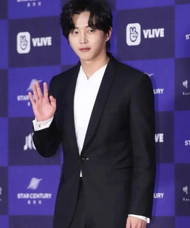  遭偷拍|目睹女生遭偷拍，这位男艺人抓现行犯