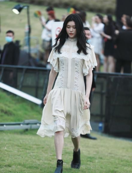  奚梦瑶|奚梦瑶复工走LV秀，神态自然贵太范十足，但腰间的赘肉好明显