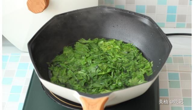  好吃|以后这种蔬菜叶子不要再扔了，用来煎饼，营养高，比鸡蛋饼好吃