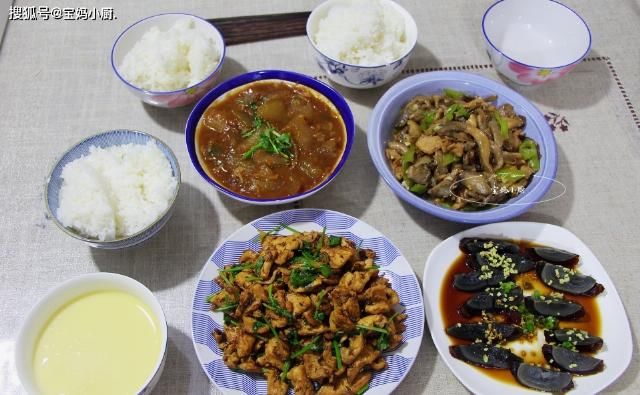  我家|我家晚餐，有荤有素四道菜，大人孩子吃得香，网友：还差一个汤