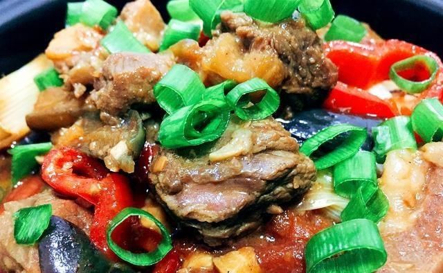  好吃|美味的牛肉茄子锅太好吃了，连筷子都装不下，这和米饭很相配