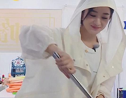  下厨|中餐厅女嘉宾下厨，周冬雨戴橡胶手套，看到赵丽颖：这么怕的吗？
