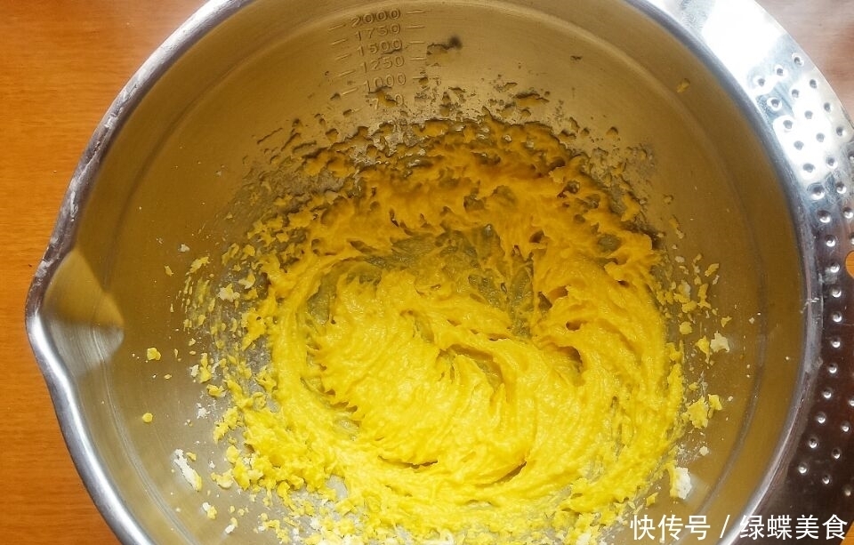做成|鸡蛋别再炒着吃了,做成小零食,酥香可口,孩子一口气能吃10个