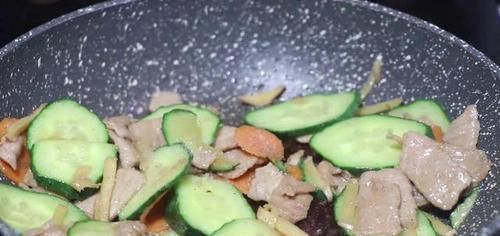  黄瓜|教你一道简单的家常菜：黄瓜炒肉
