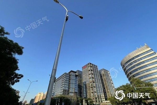 北京高温预警生效中 明天高考首日晴热升级最高气温可达36℃