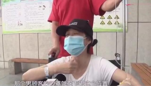  男子|男子乱戴口罩，超市员工好心提醒却被暴打，掏出手机要报警又被打