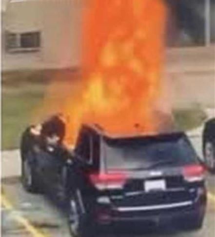 报复|女子为报复男友往车内泼汽油，点火时引火上身，网友：太作了！