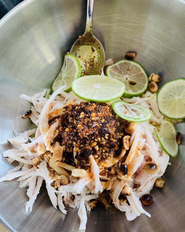  鸡胸肉|家常凉拌鸡丝的做法，这样做香辣开胃又解馋，方法超简单