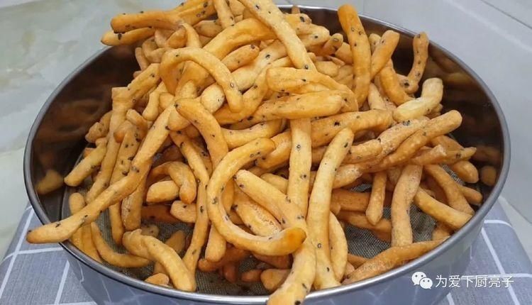  简单|油条这做法才简单，切一切炸一炸，个个焦脆又香甜，学会能开店了