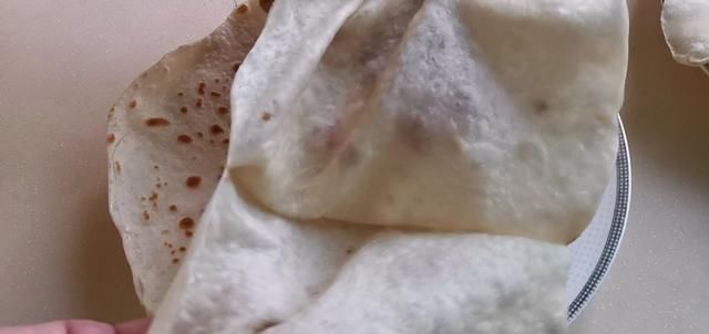  婆婆|婆婆每次来都让我做的卷饼，一次烙两张，薄如纸，又软又劲道。