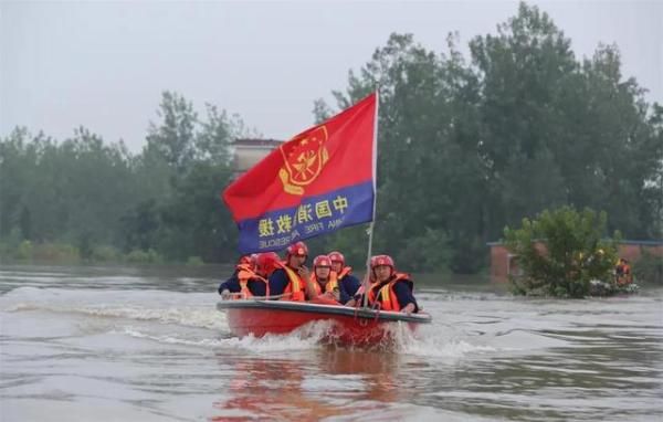 抗洪抢险|信阳抗洪前线这一幕看哭：消防官兵集合时，当地老百姓自发站队列后为其撑伞