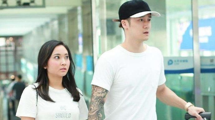 金发|新恋情?蒋劲夫带金发美女酒吧蹦迪被偶遇,曾被两任女友指控家暴