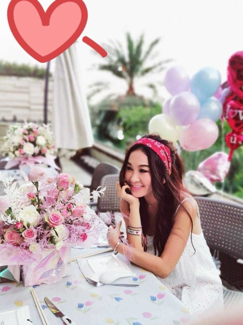  庆生|温碧霞一家三口庆生，穿上最爱的吊带裙配头巾，这打扮哪像54岁