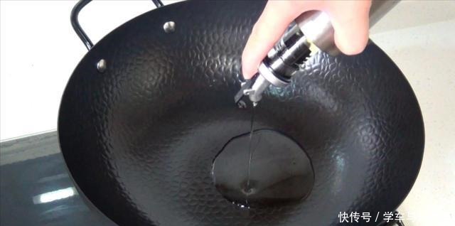 锅内加入|干豆腐不是只能凉拌吃,这样做更诱人,香辣入味,比吃肉过瘾