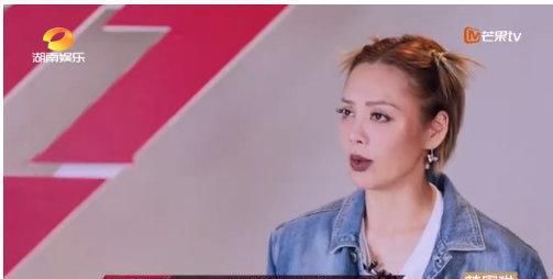  宁静|宁静当年蹲在张国立脚边说话，一脸奉承，旁边章子怡表情耐人寻味