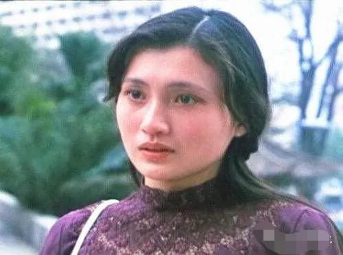  玻璃|曾经绝美容貌遭人嫉妒险被玻璃渣子毁容，如今却自行整成网红脸？