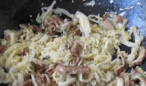  酸菜|拿猪大肠来这么做，不仅不油腻，而且好吃，它就是大肠的克星