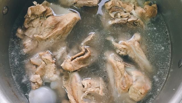  身上|猪身上此部位比排骨还要香，1斤不到10元，炖一锅吃一天