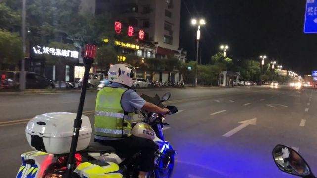 严查|【创文进行时】婺源公安交警严查各类违法行为