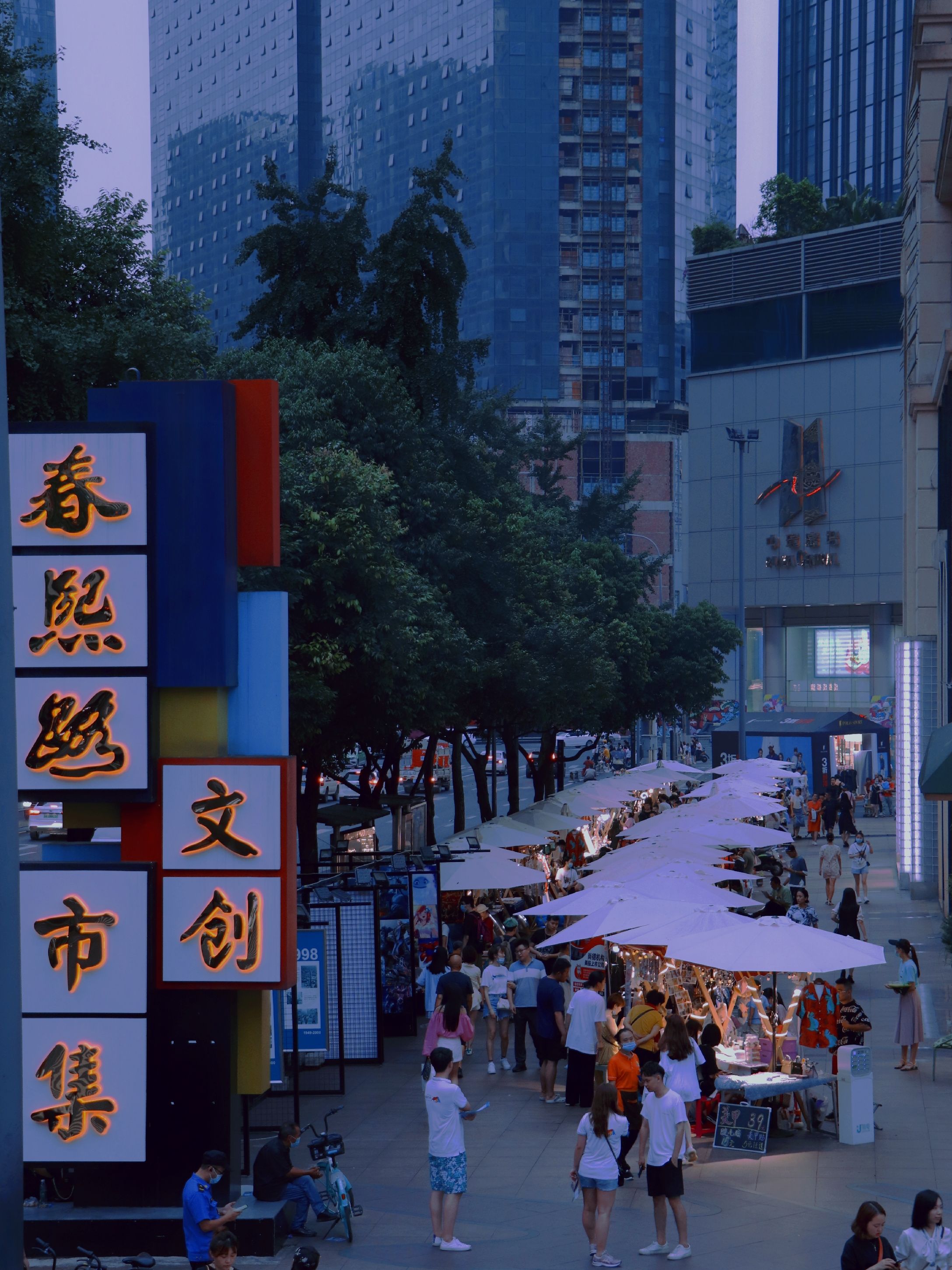 商场里|美食打卡攻略!每一个美食聚集地,都种满了成都人