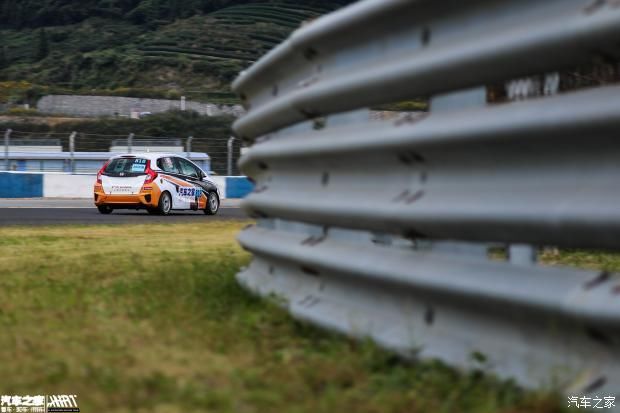 转向|601号赛车被撞，轮圈缺一块还能完赛。818号赛车突然无法转向