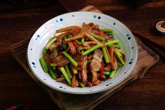 咸香|萝卜干蒜苔炒五花肉:咸香入味,又香又下饭