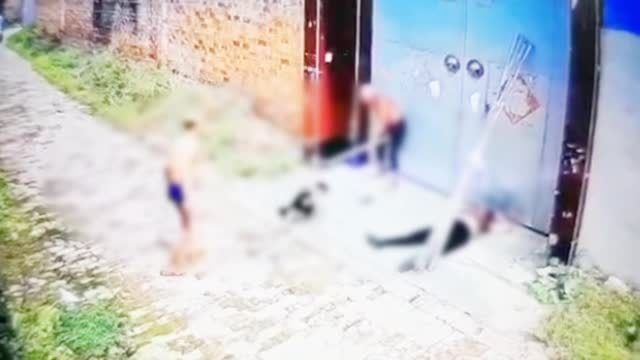  打伤|叮咚快评|持铁锹打死老人打伤幼童，丧心病狂枉为人