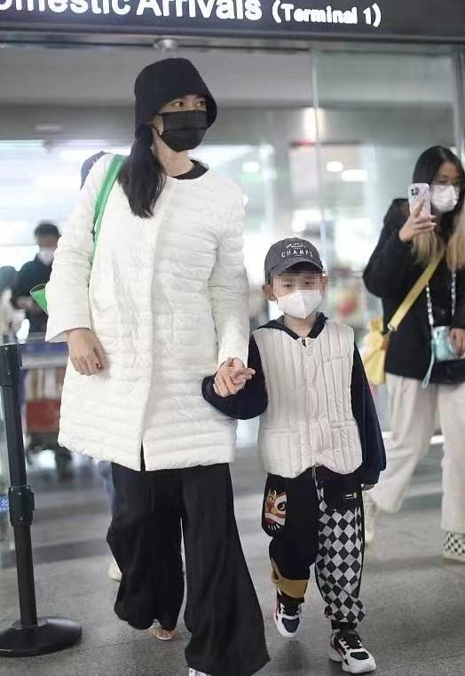 秋瓷炫儿子好帅啊!眉眼和妈妈一个样,中国老公像学长却不合群 秋瓷炫儿子好帅啊!眉眼和妈妈一个样,中国老公像学长却不合群