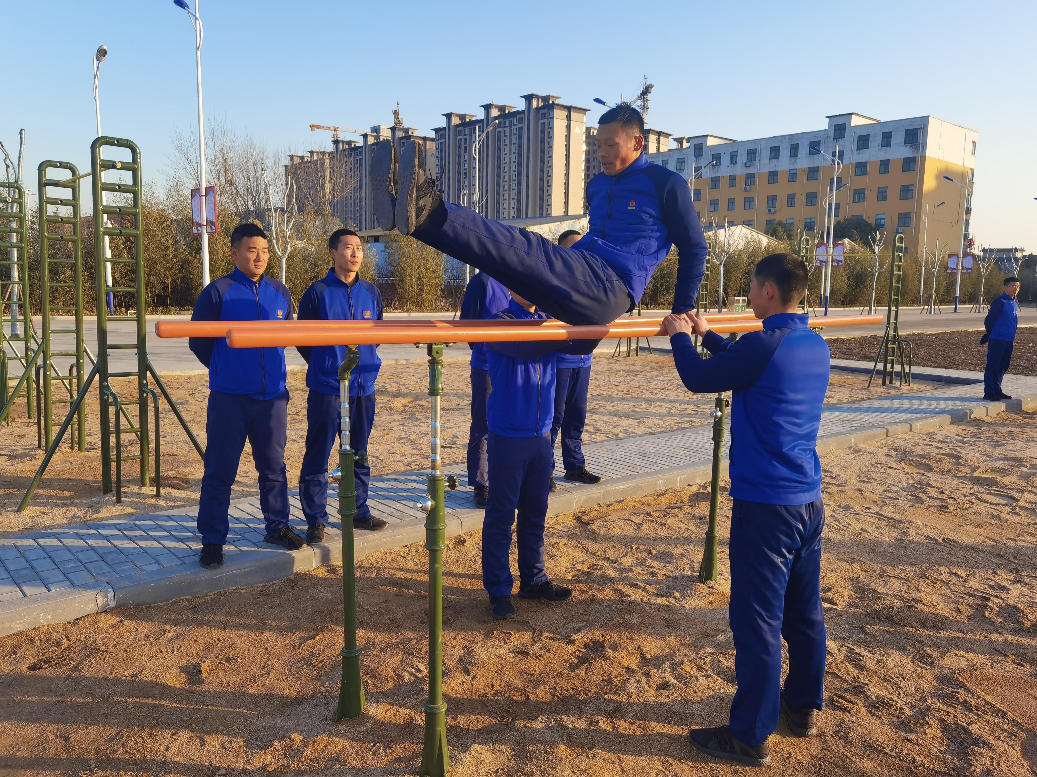 冷的雪暖的城丨实地勘察、送教上门 河南机动队伍靠前驻防做万家团圆“守夜人”