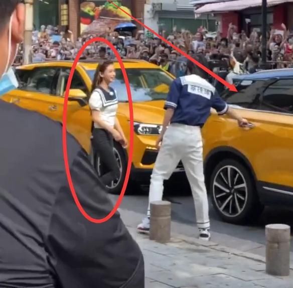 动作|蔡徐坤为baby开车门,谁注意了baby的下意识动作?修养不是装出来的