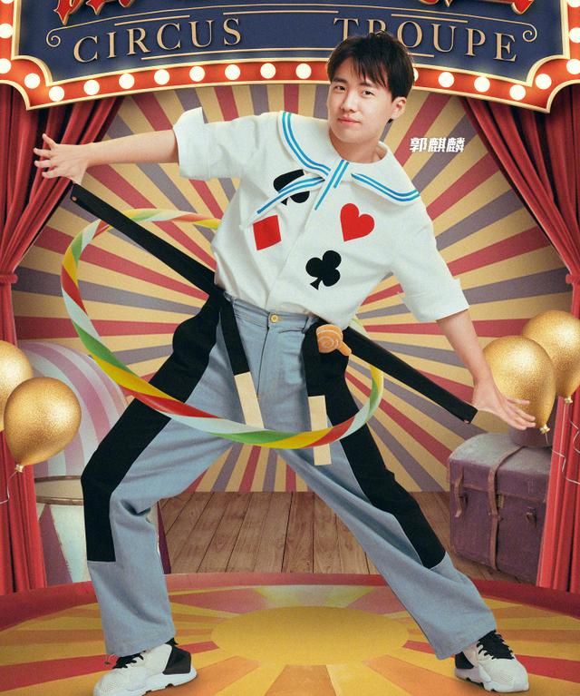  海报|《奔跑吧》官宣新海报，蔡徐坤双手扯耳可爱，我被吴谨言的腿吸引