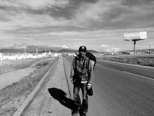  高速公路|话多了遭人烦,男女搭车因话多被丢高速公路,司机:罚款也不拉!