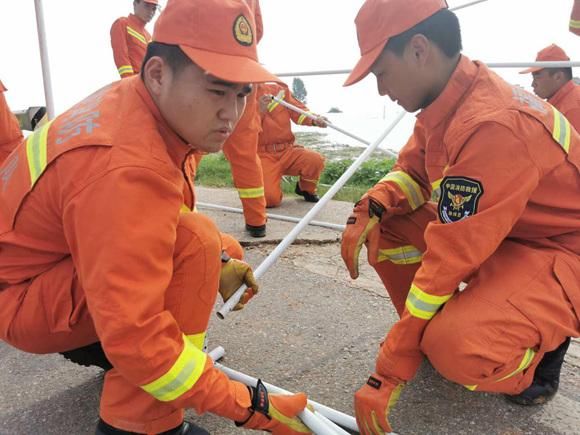 抗洪抢险|跨区增援 筑起“橙色堤坝”