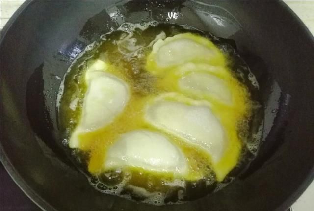  搅拌均匀|传统美食炸菜角，和面是关键，皮薄馅香，咬一口都是菜。太香了。