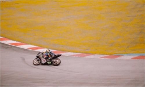  粉丝|王一博节目中主动提起摩托车比赛，汪涵只说了四个字，粉丝却泪崩了