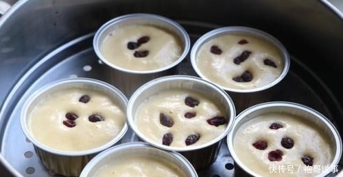  味道|极简版蒸糕，4个鸡蛋1把面粉，不用油上锅蒸，香甜软糯味道好