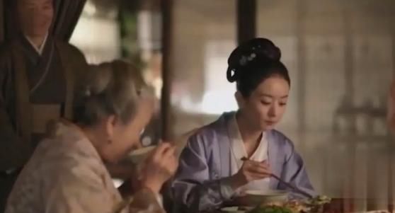 若隐若现|赵丽颖《中餐厅》吃饭习惯被嘲,强硬洗白惹怒网友,黑历史惨被扒