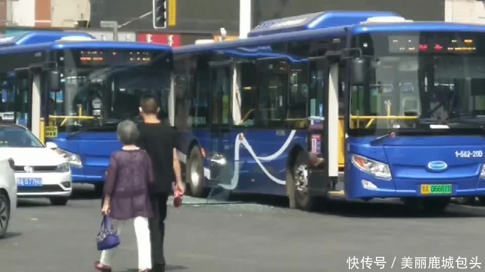  公交车|呼市火车站两辆公交车相撞，一车玻璃碎了一地