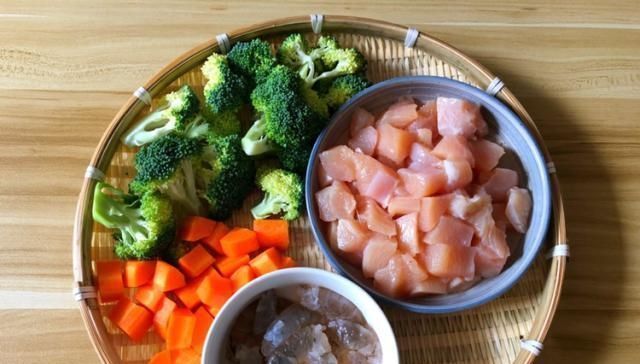 胡萝卜|早餐,我经常给家人做这款小饼,低脂营养又美味,家人超喜欢